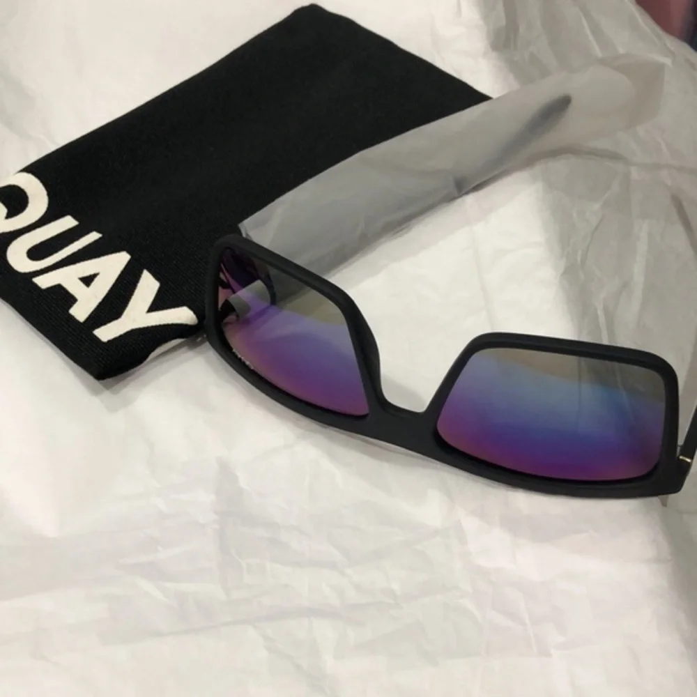 Quay LET IT RUN‎ Matte Black Frame Navy Polarized Lens sunglasses new